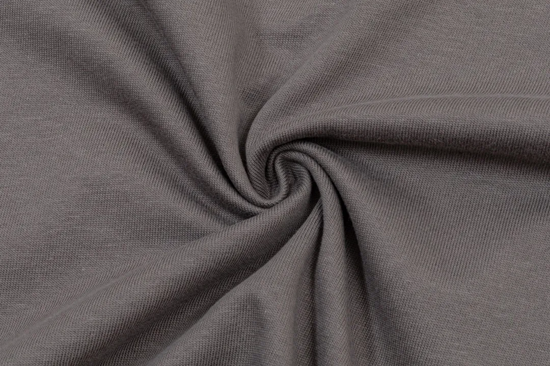 P200 CHROME HEARTS LoGo is fashionable and elegant, with a dropped shoulder style. The fabric is made of 26s double-yarn combed cotton compact spinning yarn with a weight of 280. It is matched with 1*1 Salona rib. The fabric is fermented and has a loose fit. Color: dark gray size: S～XXL
